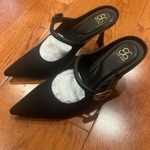 Elegant Black Heels with Gold Accent